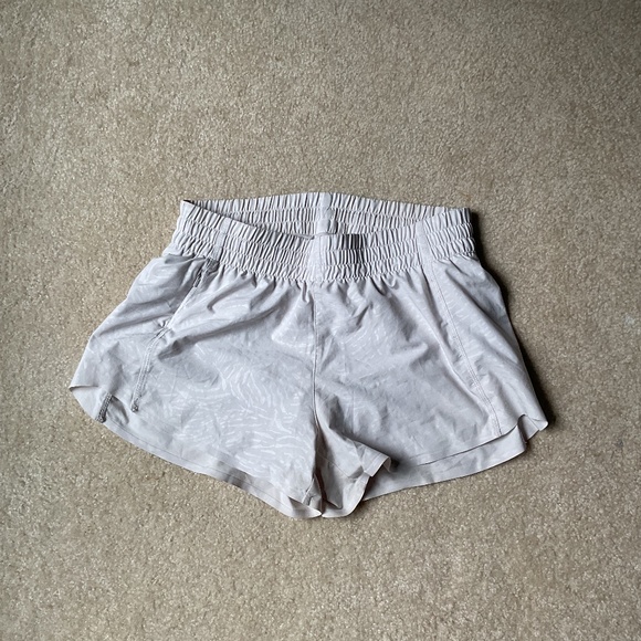 Athleta Printed Hustle 3” Shorts Ivory Size XS - Picture 1 of 3